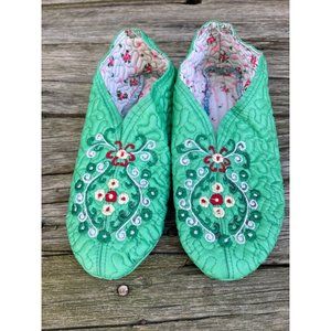 Vintage 1960s Asian Style Quilted Embroidered Womens Slipper Green